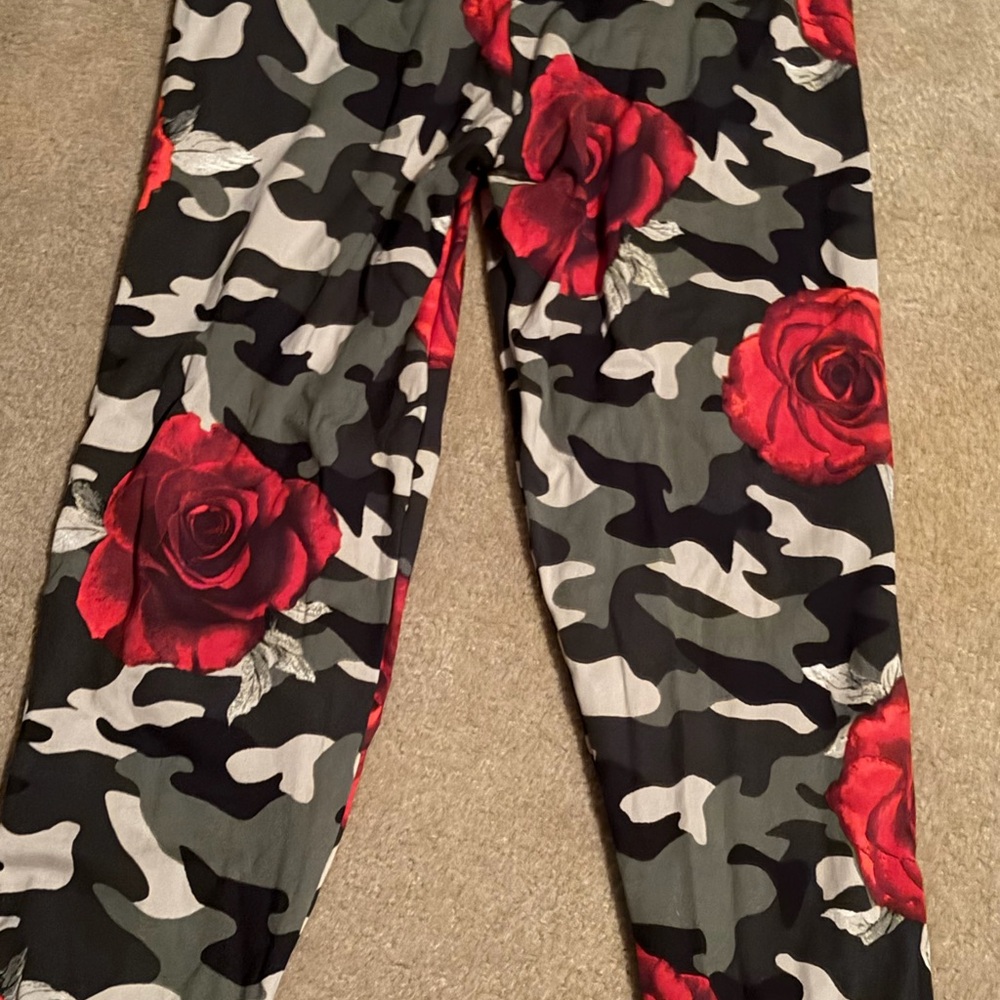 Cute Booty Lounge Red Floral Camouflage Leggings